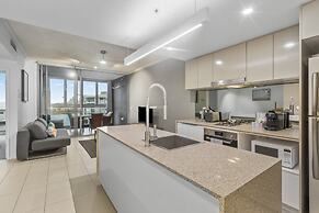 Stylish Apartment With Balcony and Pool