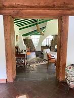 w Charming 4BR Getaway w Pool BBQ Clay Oven