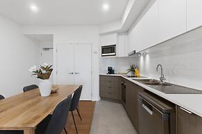 Bright Newly 2 Bed Apartment With Balcony Views