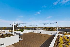 Bright Newly 2 Bed Apartment With Balcony Views
