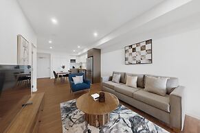 Bright Newly 2 Bed Apartment With Balcony Views