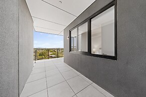 Bright Newly 2 Bed Apartment With Balcony Views