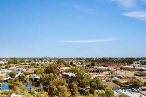 Bright Newly 2 Bed Apartment With Balcony Views
