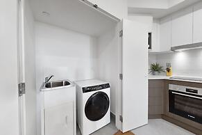 Bright Newly 2 Bed Apartment With Balcony Views