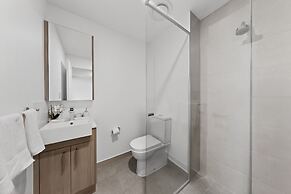 Bright Newly 2 Bed Apartment With Balcony Views