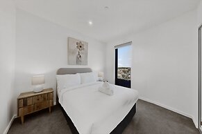 Spacious Newly 2 Bed Unit With Onsite Parking