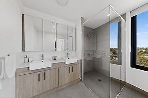 Spacious Newly 2 Bed Unit With Onsite Parking