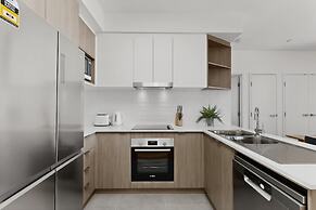Spacious Newly 2 Bed Unit With Onsite Parking