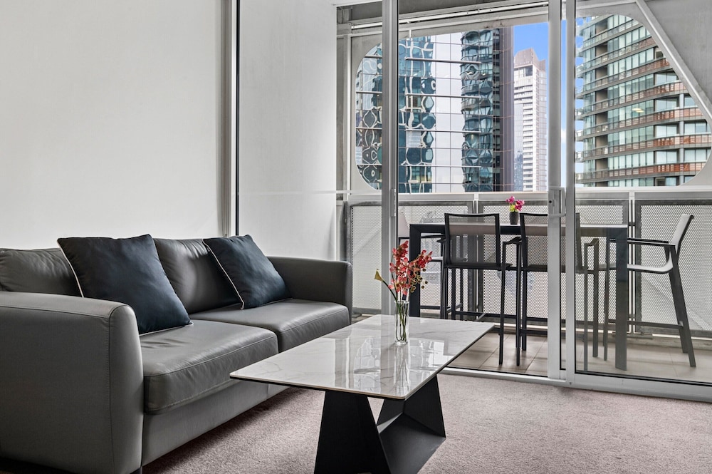 Modern 1 Bed Apartment With City Views