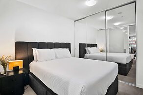 Modern 1 Bed Apartment With City Views