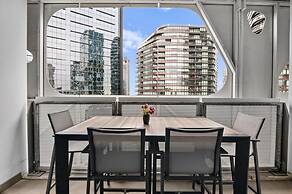 Modern 1 Bed Apartment With City Views