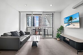 Modern 1 Bed Apartment With City Views