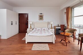 Luminous Apartments & Suites
