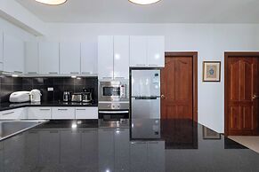 3BR Pool Villa Near Boat Avenue V303
