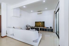 3BR Pool Villa Near Boat Avenue V303