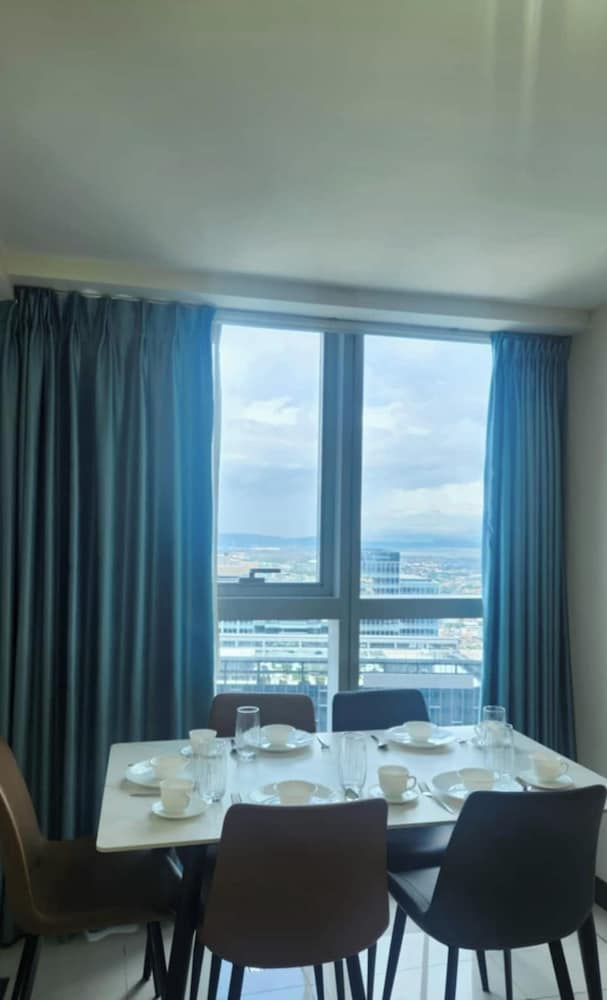 Spacious Living at Uptown Parksuites
