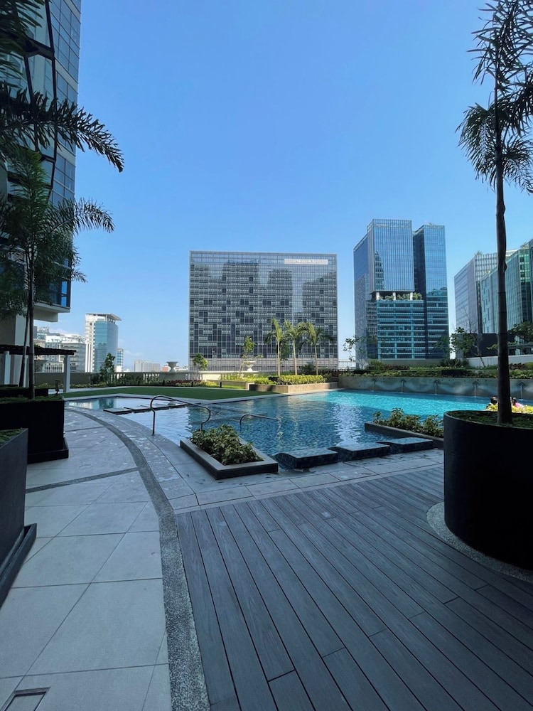 Spacious Living at Uptown Parksuites