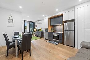 Spacious 2-bed Apartment in Hughesdale