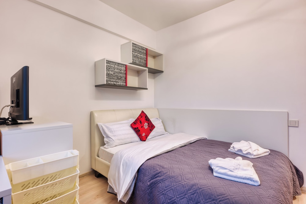 Modern 2 BR in Center - Pumo Properties