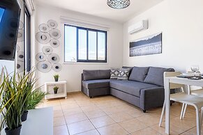 Polyn 1-BR Apt & Balcony in Larnaca