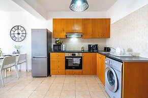 Polyn 1-BR Apt & Balcony in Larnaca