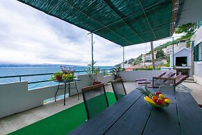 Apartment Garden by the Sea