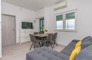 Apartment Garden by the Sea