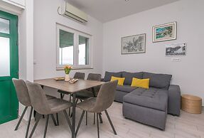 Apartment Garden by the Sea