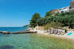 Apartment Garden by the Sea