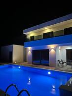 Villa Serenity With Heated Pool