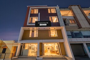 Super Townhouse Mahamrityunjay Dwar