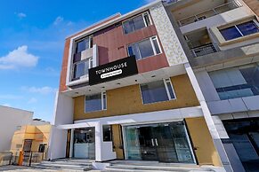 Super Townhouse Mahamrityunjay Dwar
