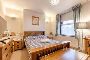 Character Cottage With Garden - Central Buxton