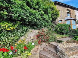 Character Cottage With Garden - Central Buxton