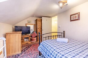 Character Cottage With Garden - Central Buxton