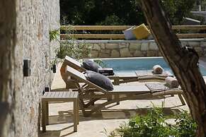 Ontas by Praxithea Traditional Home
