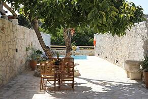 Ontas by Praxithea Traditional Home
