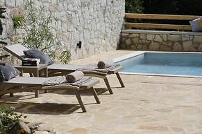 Ontas by Praxithea Traditional Home