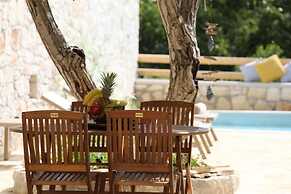 Ontas by Praxithea Traditional Home