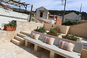 Ontas by Praxithea Traditional Home