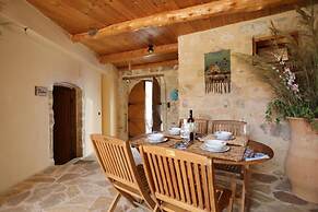 Ontas by Praxithea Traditional Home