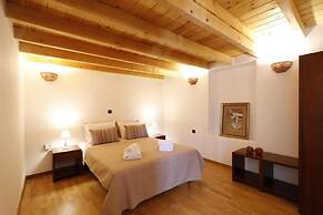 Ontas by Praxithea Traditional Home