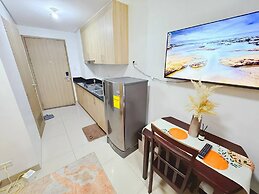 Budget Staycation MOA WiFi Smart TV