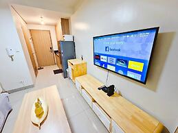 Budget Staycation MOA WiFi Smart TV