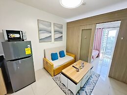 Budget Staycation MOA WiFi Smart TV