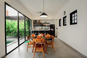 D'Kenyeri Villa by Aayan