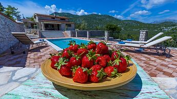 Rustic Villa Fragola With Heated Pool