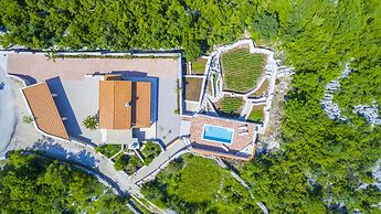 Rustic Villa Fragola With Heated Pool