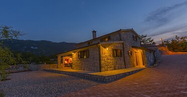 Rustic Villa Fragola With Heated Pool