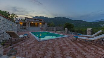 Rustic Villa Fragola With Heated Pool